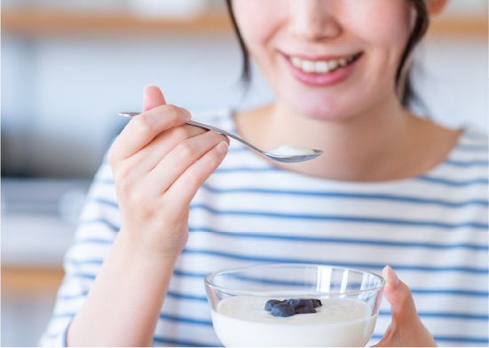 ヨーグルトを食べる女性